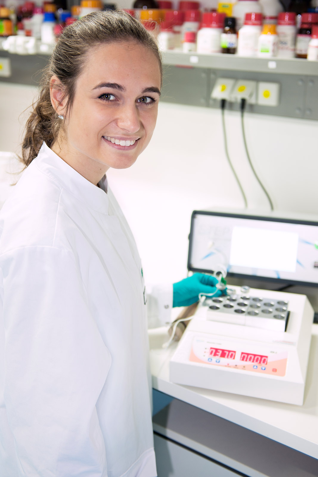 Isabel Steppert, Wissenschaftlerin am Fraunhofer IZI, bei der Probenmessung.