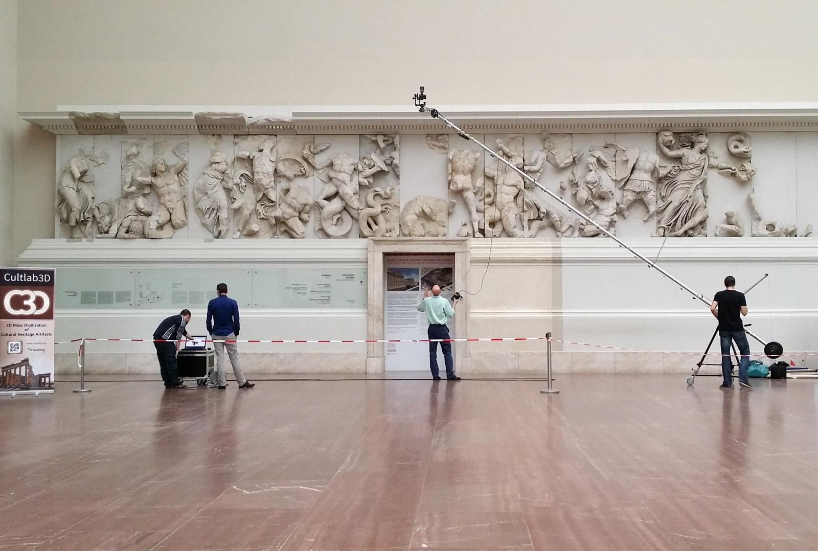 Forscher erfassen den Fries des Pergamonaltars mit einem Laserscanner.