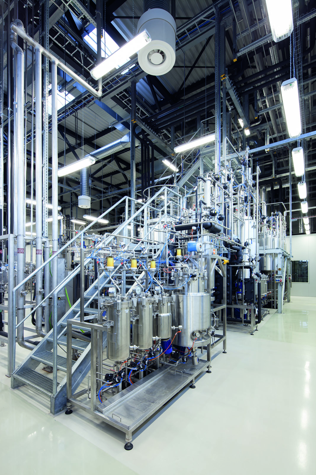 Fermenterkaskade mit Bioreaktoren von 10 Litern bis 10 m3 Volumen am Fraunhofer-Zentrum für Chemisch-Biotechnologische Prozesse in Leuna. 