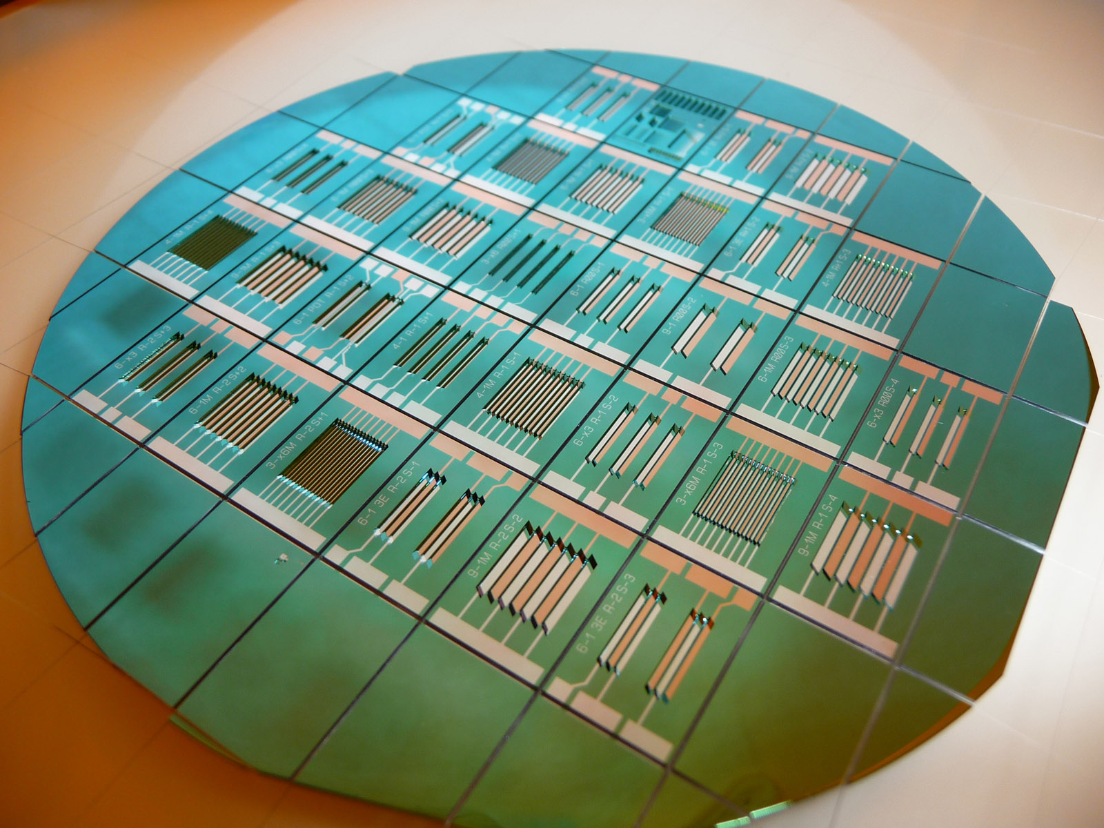 Herstellung von Mikrobatterien mit nebeneinanderliegenden Elektroden auf Silizium Wafer.