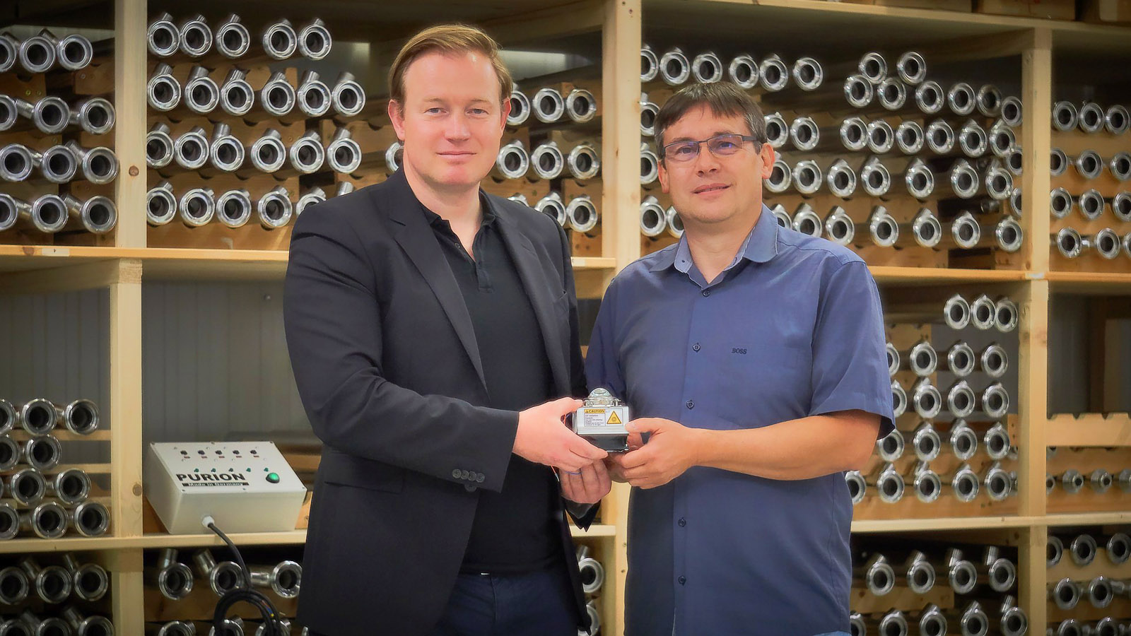 PURION-Geschäftsführer Mark Wipprich (links) und Fraunhofer-Forscher Thomas Westerhoff (rechts) mit einem UVC-LED Modul.                   