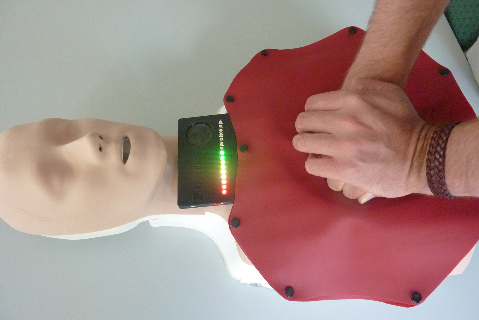 Aufleuchtende LEDs am oberen Mattenrand signalisieren, ob der Helfer die Herzdruckmassage korrekt ausführt.