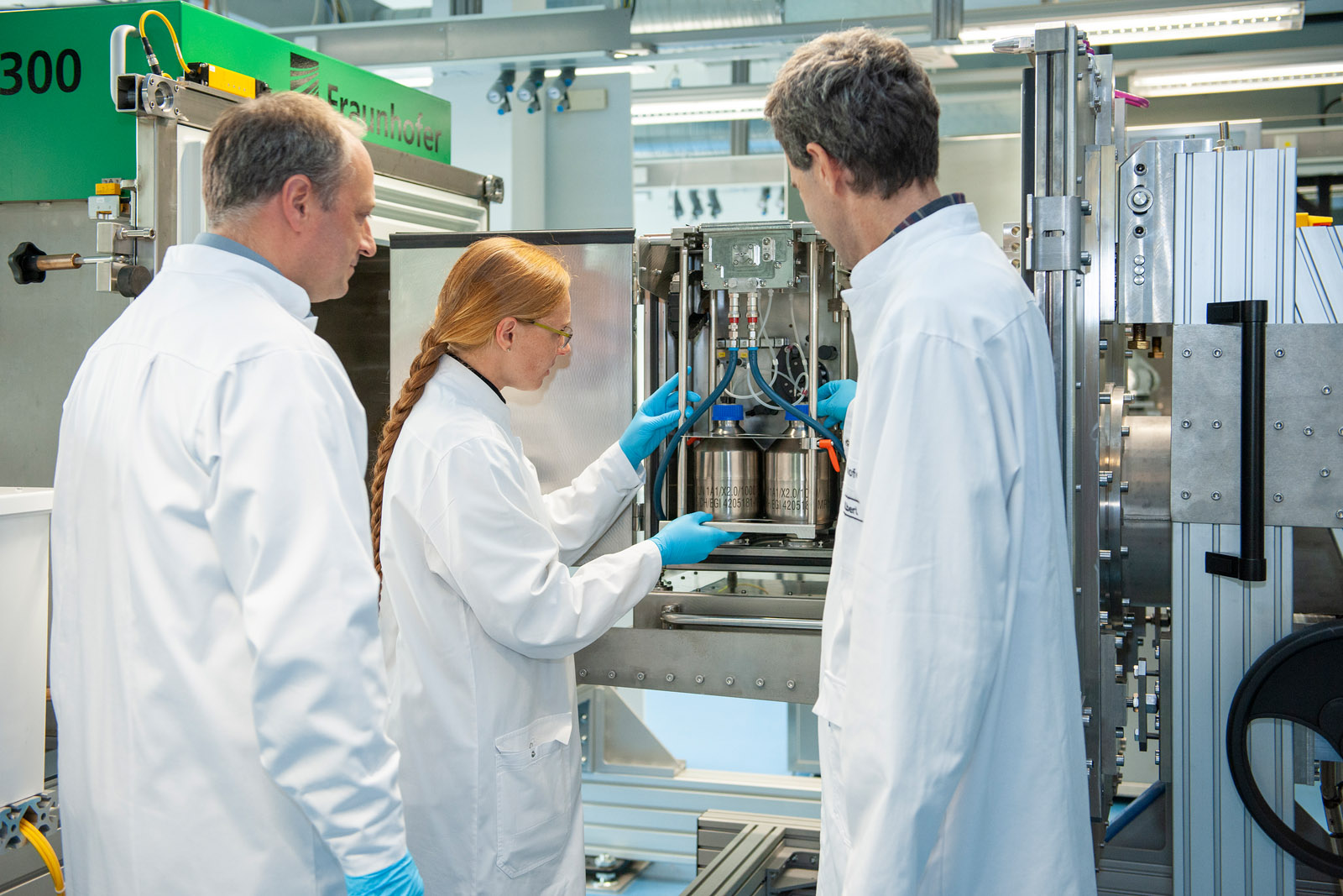 Forschungs- und Versuchsanlage am Fraunhofer IZI. Für den Einsatz in der industriellen Impfstoffproduktion werden die Abmessungen der Anlage noch auf die Größe eines Kühlschranks schrumpfen.