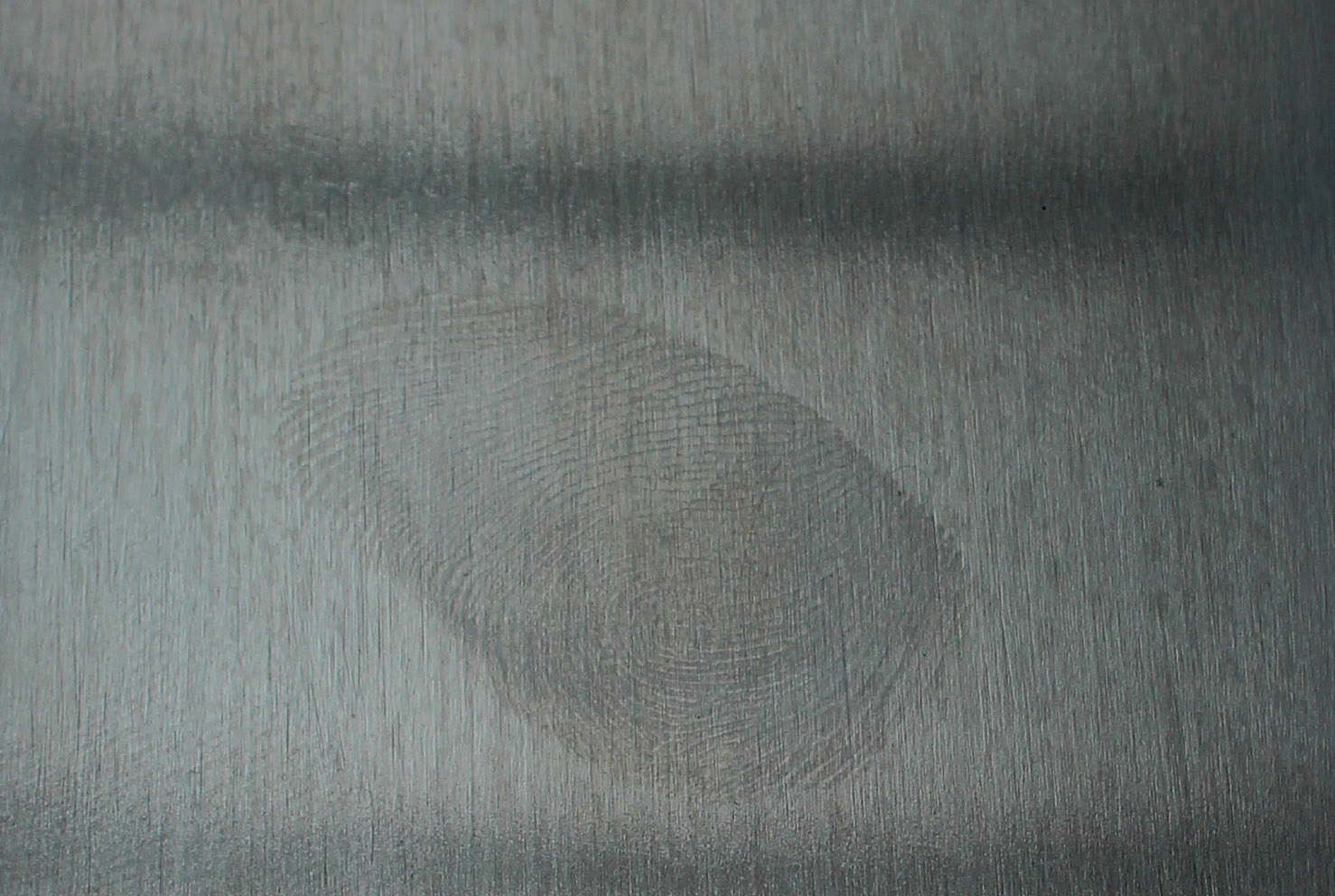 Fingerabdrücke auf Edelstahl- und Metalloberflächen sollen sich mit dem neuen Sol/Gel-Nanolack vermeiden lassen.