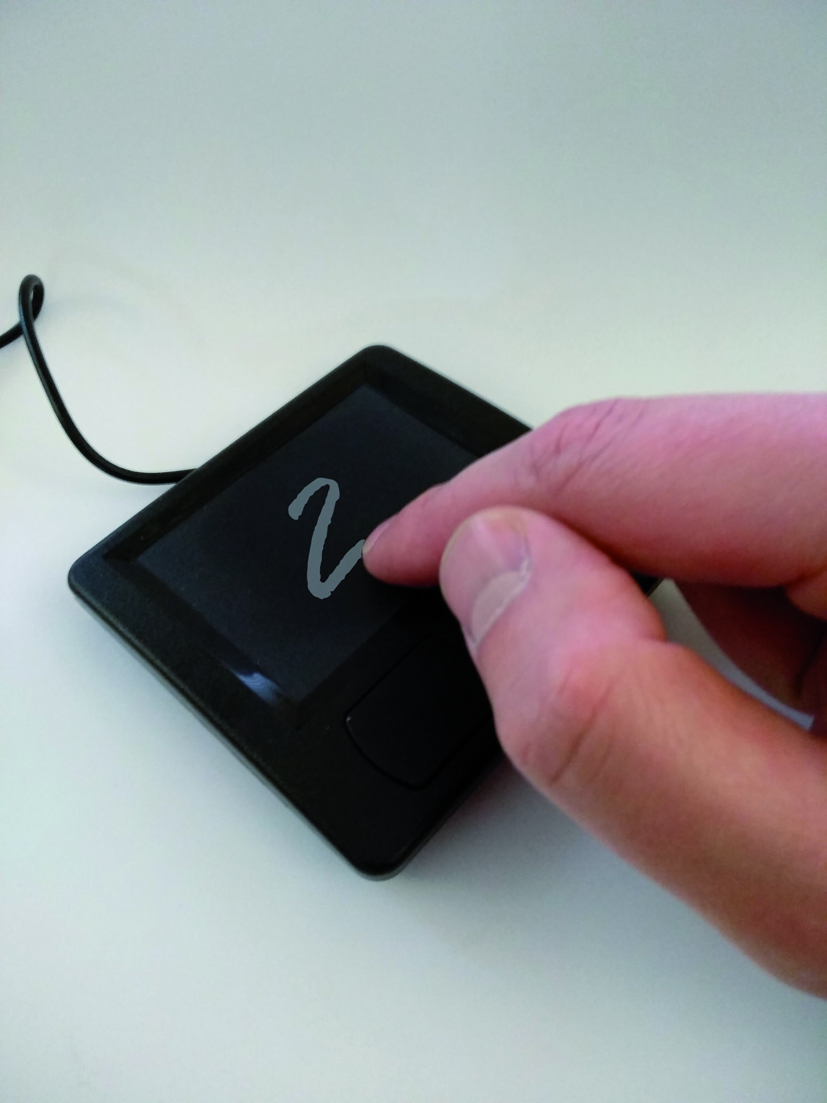 AIfES-Demonstrator zur Handschriftenerkennung. Auf diesem PS/2-Touchpad werden die Ziffern mit der Hand gezeichnet und dann vom Mikrocontroller erkannt und ausgegeben.