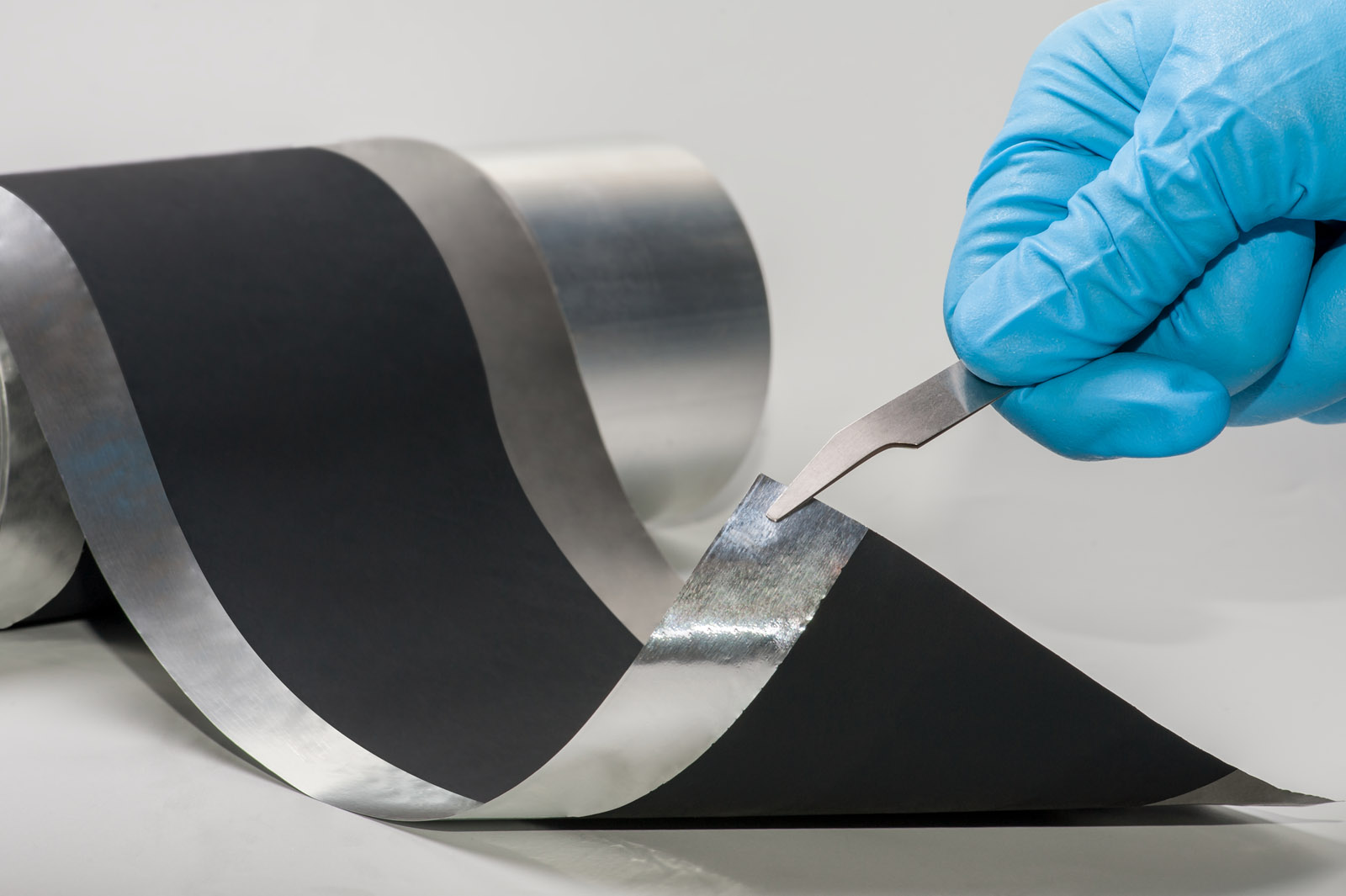 So sehen die mit der neuen Trockenfilmtechnologie beschichteten Elektroden aus. Mit dem Verfahren des Fraunhofer IWS lassen sich Batterieelektroden ohne den Einsatz von giftigen Lösungsmitteln bereits im Pilotmaßstab herstellen.