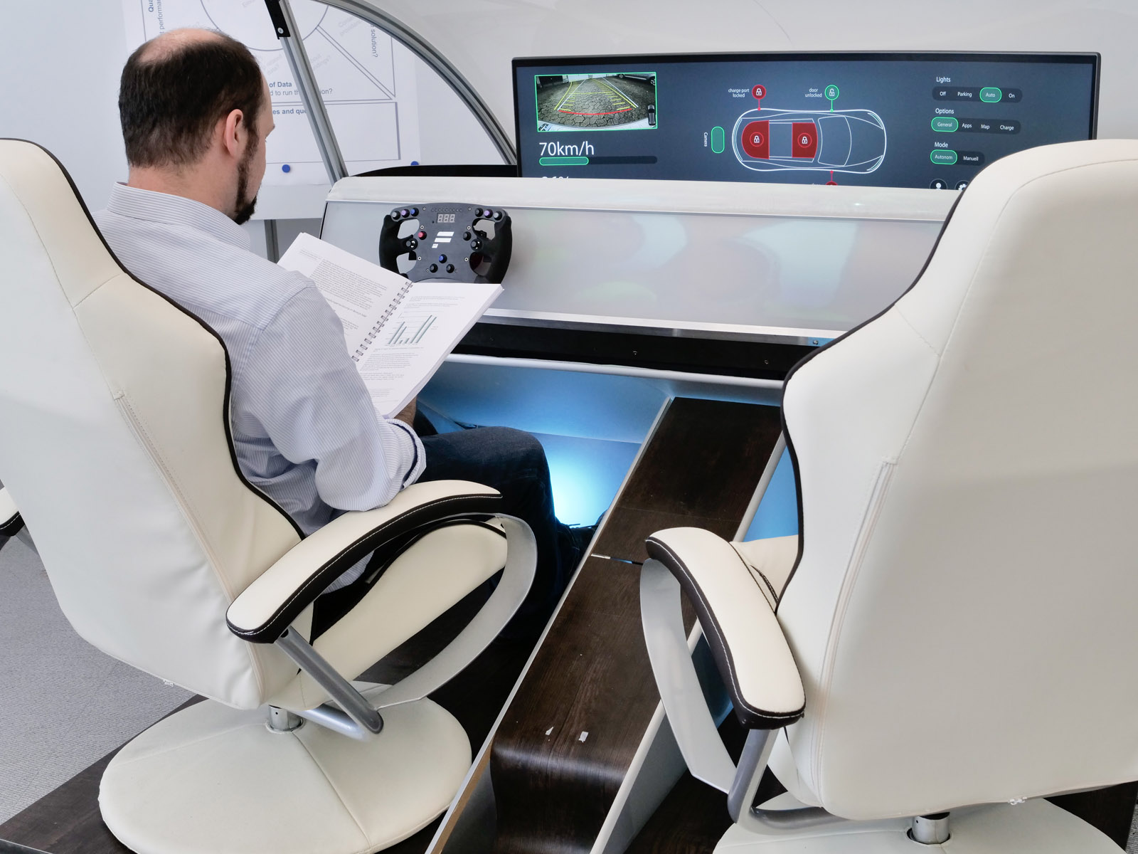 Im Mobility Innovation Lab am Fraunhofer IAO demonstriert ein futuristisches Fahrzeugcockpit mit modularem Armaturenbrett, schaltbaren Scheiben, Sitzen mit Relax-Position, ausklappbaren Tischen und ausfahrbarem Monitor das Innenraum-Erlebnis der Zukunft.