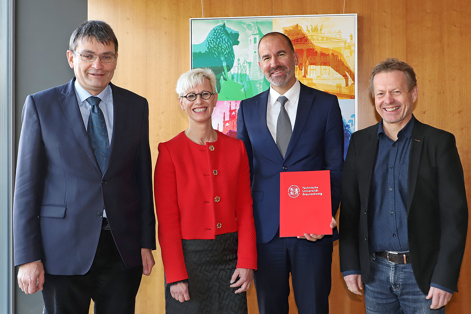 Professor Dr.-Ing. Thomas Vietor, die Präsidentin der TU Braunschweig Professorin Dr.-Ing. Anke Kaysser-Pyzalla, Dr. Raoul Klingner und Professor Dr. Andreas Dietzel. (v.l.n.r.)