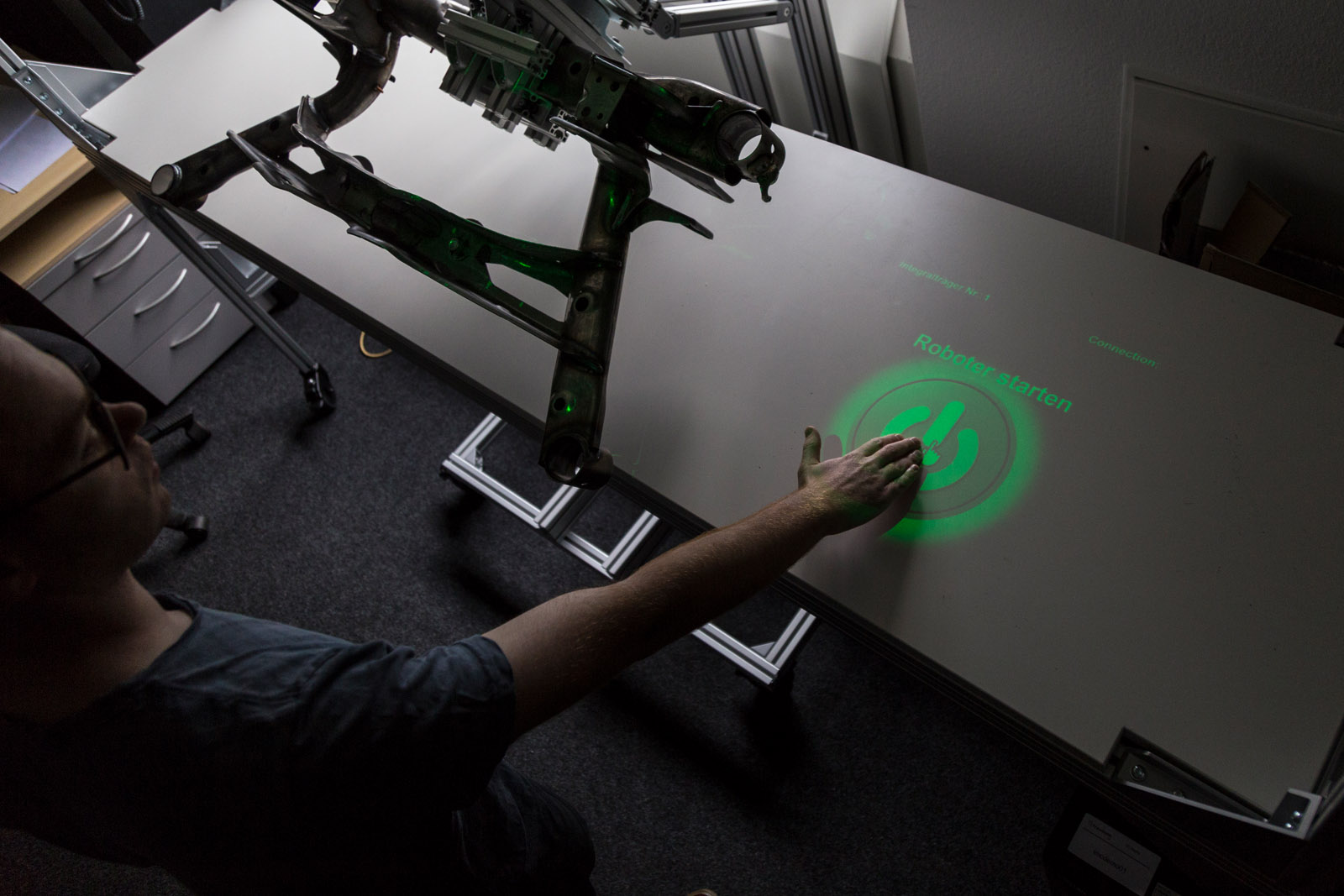 Der Roboter präsentiert das zu prüfende Werkstück in einer ergonomischen Position.