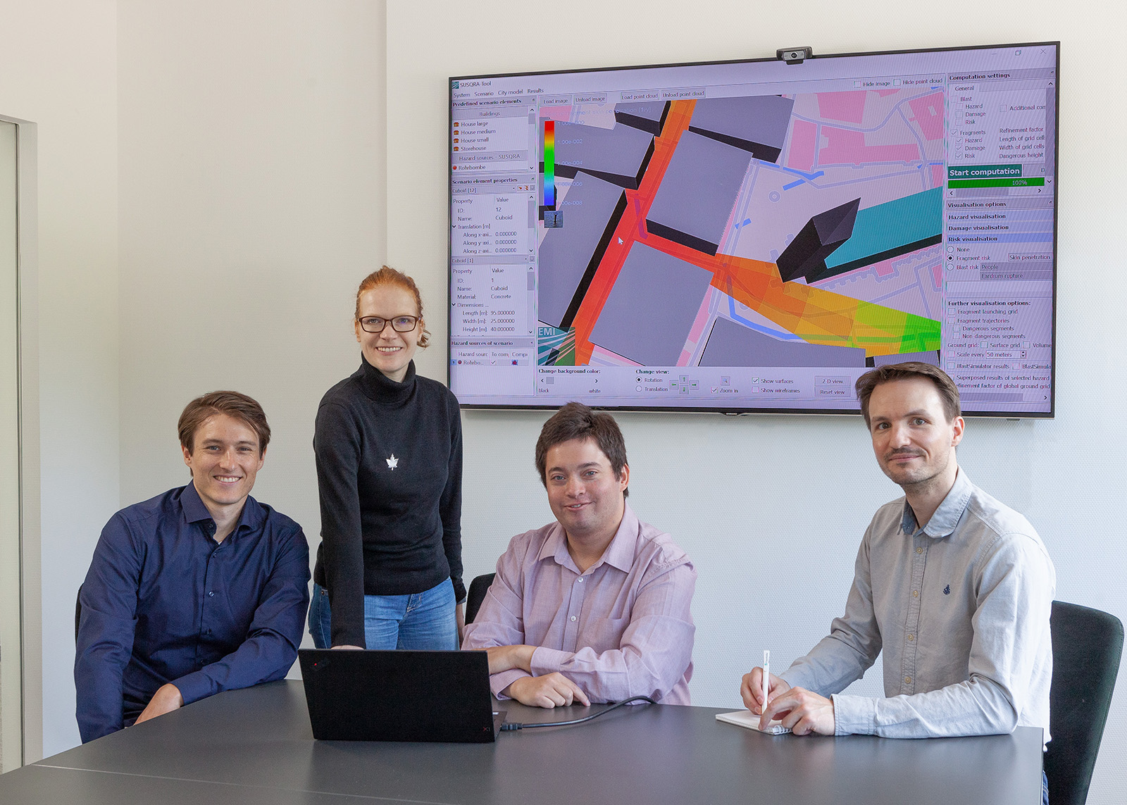 Dr. Katharina Roß (zweite von links) und ihr Forscherteam (von links nach rechts: Andreas Weber, Andreas Frorath und Dr. Christoph Brockt) vom Fraunhofer EMI erörtern die Möglichkeiten des SUSQRA-Tools.