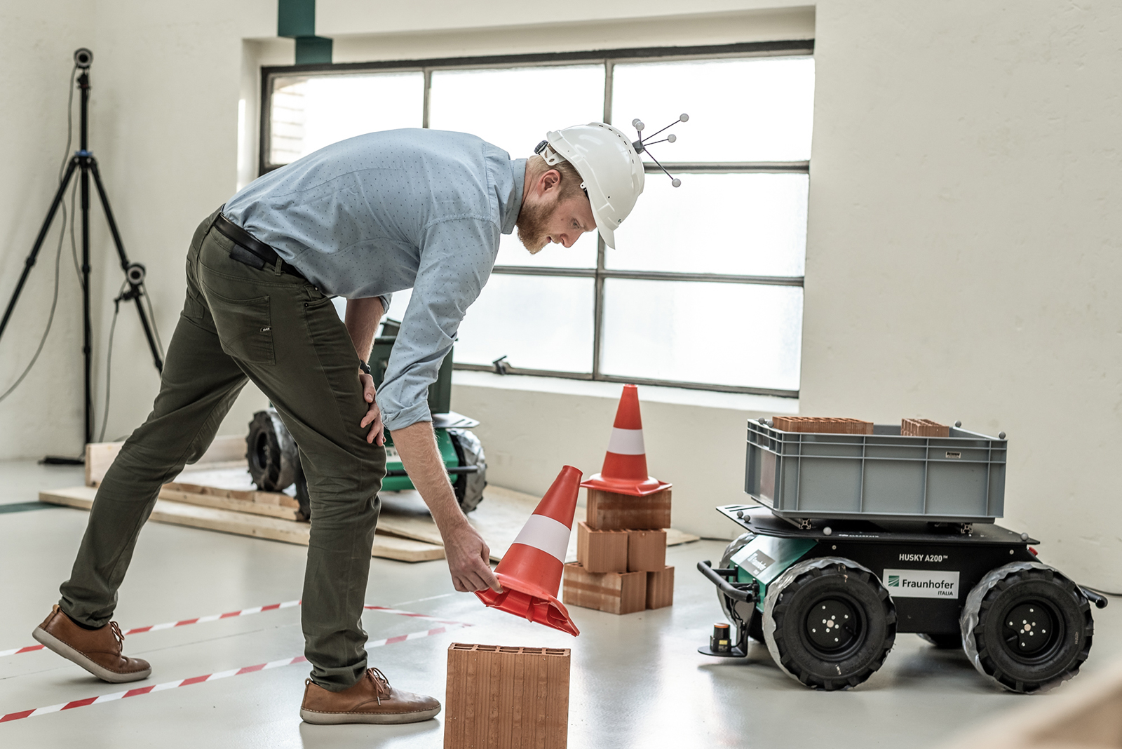 Eine Anwendung der mobilen Roboterplattform auf einer simulierten Baustelle.