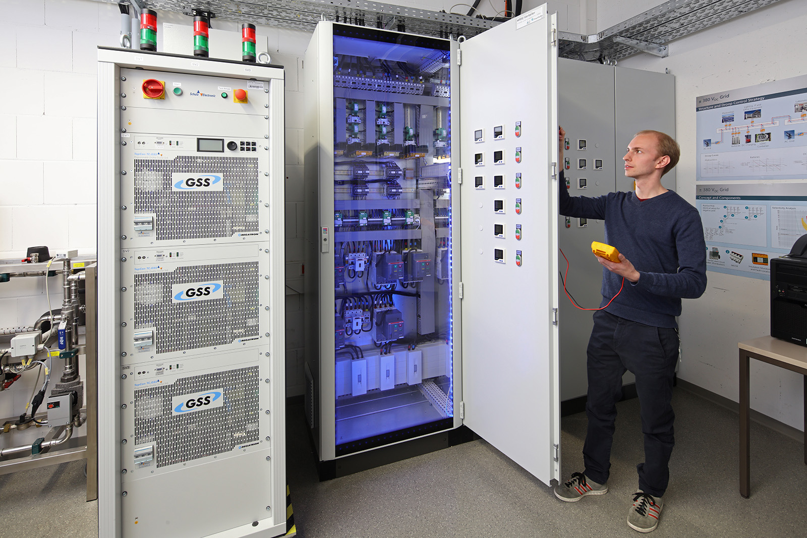  Arbeiten am zentralen Verteilerschrank des DC-Testnetzes am Fraunhofer IISB.