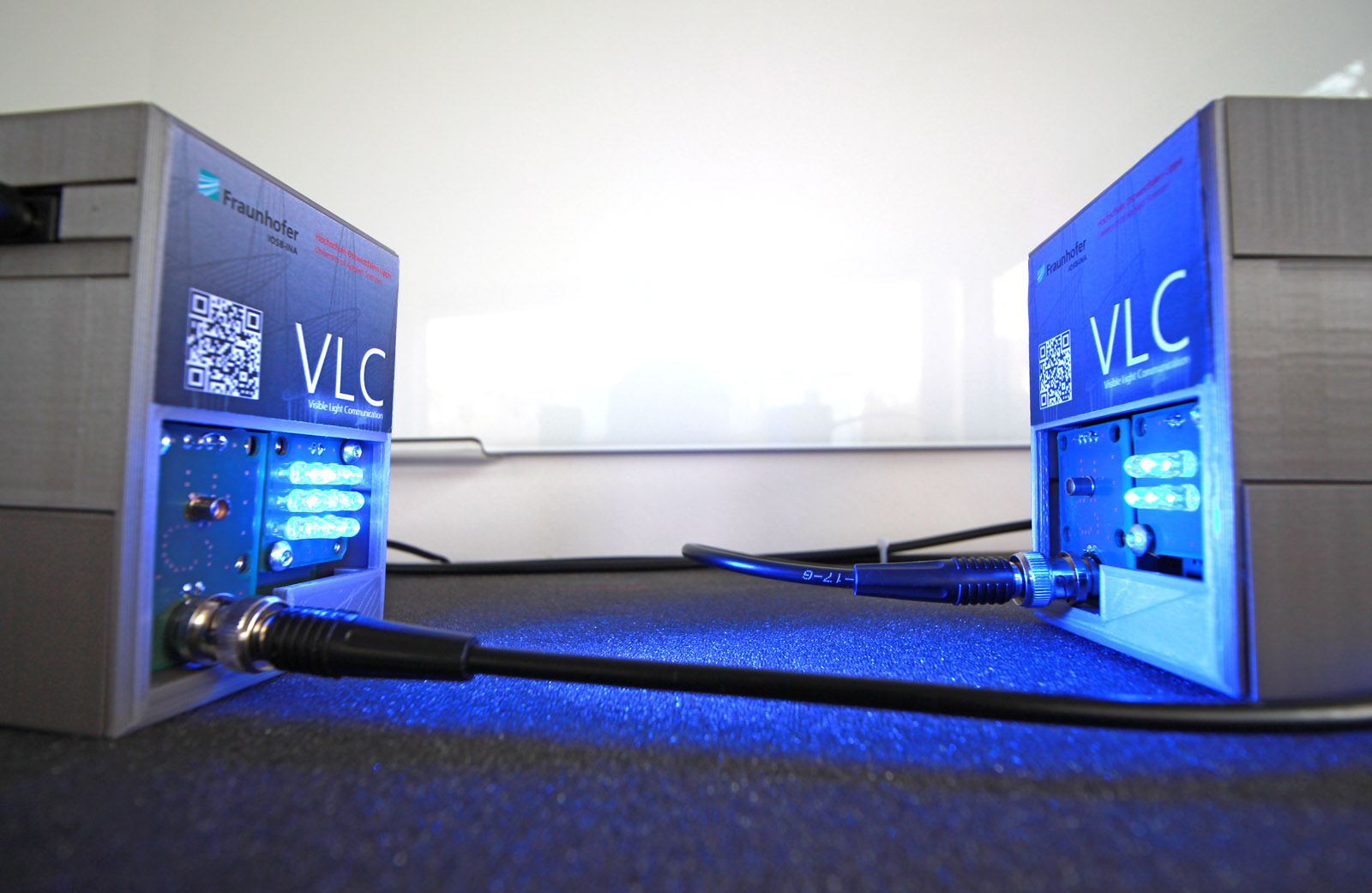 Noch liegen die VLC-Systeme als Demonstrator vor. Bereits Mitte 2021 können die finalen Systeme für die vernetzte Produktion eingesetzt werden.