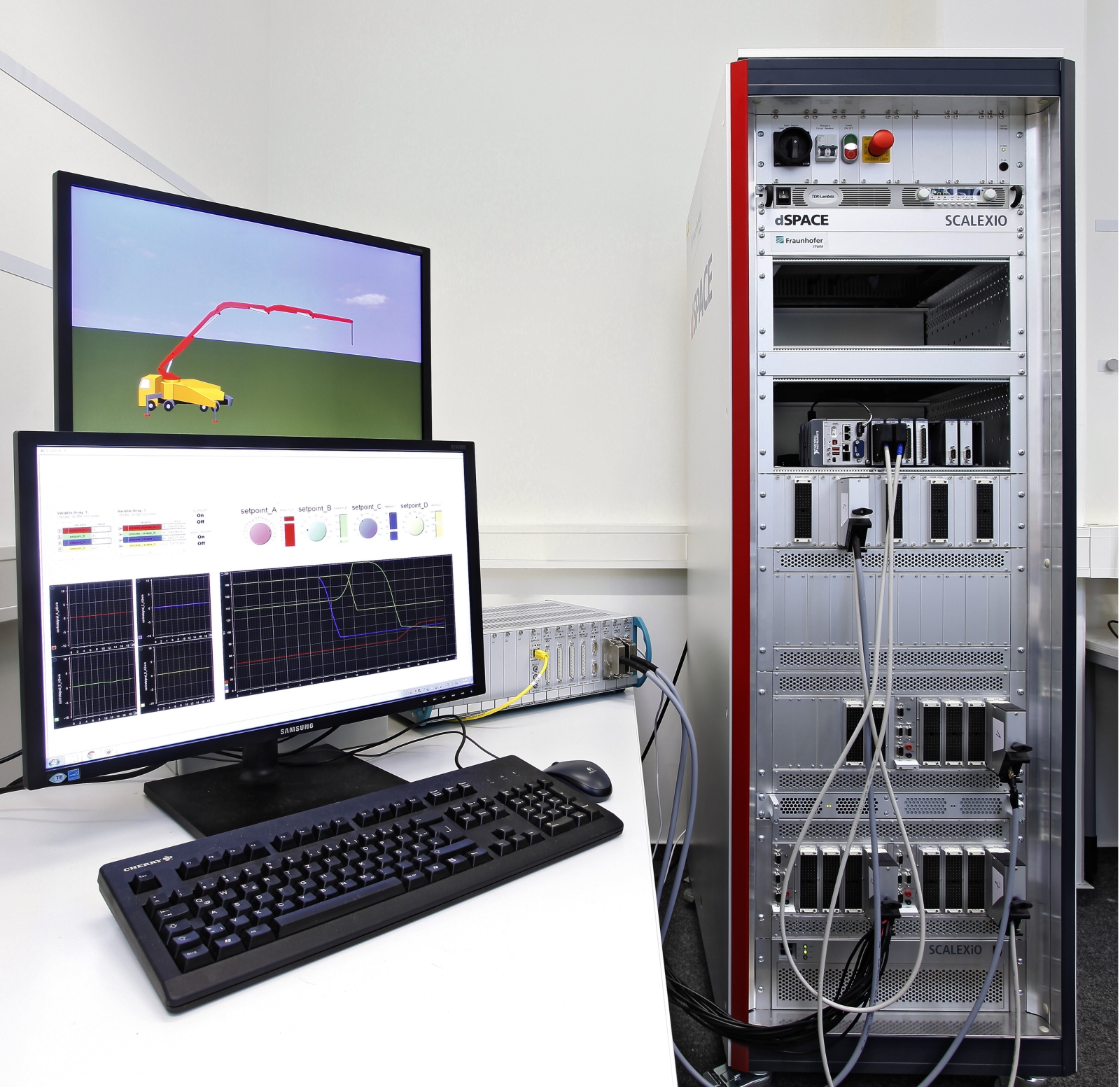 Die HiL-Plattform des Fraunhofer ITWM ermöglicht Datenerfassung und -generierung vieler Signaltypen sowie komplexe Fehlersimulationen. Die Regelungsalgorithmen können auf den eigenen Steuereinheiten implementiert oder die originalen Kundensysteme eingebunden werden.