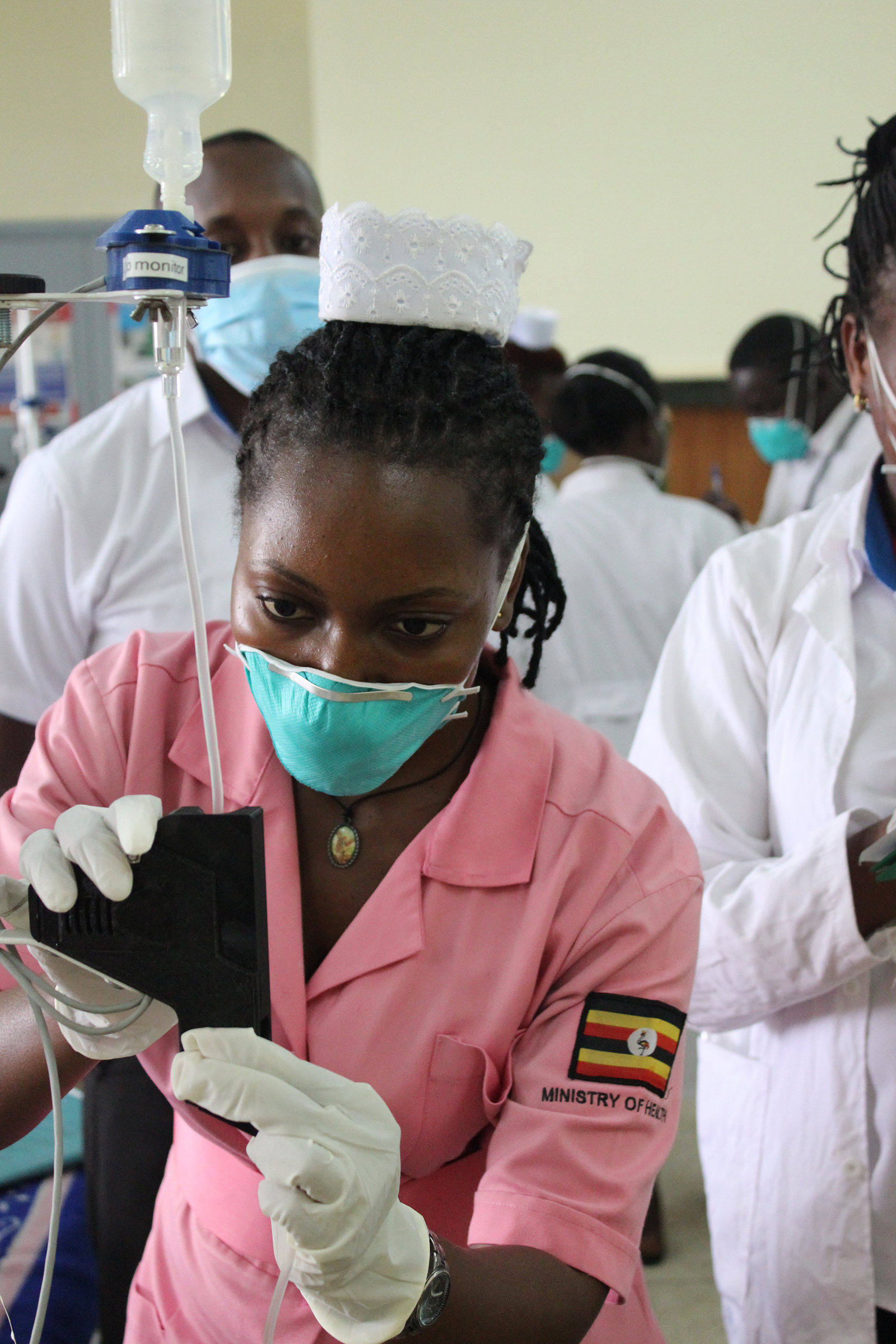 Krankenschwester Winnie Kibirige installiert das Schwerkraftinfusionssysten ECGF-IS für eine Therapie im Rahmen einer klinischen Studie an Erwachsenen am Kiruddu Hospital in Kampala.
