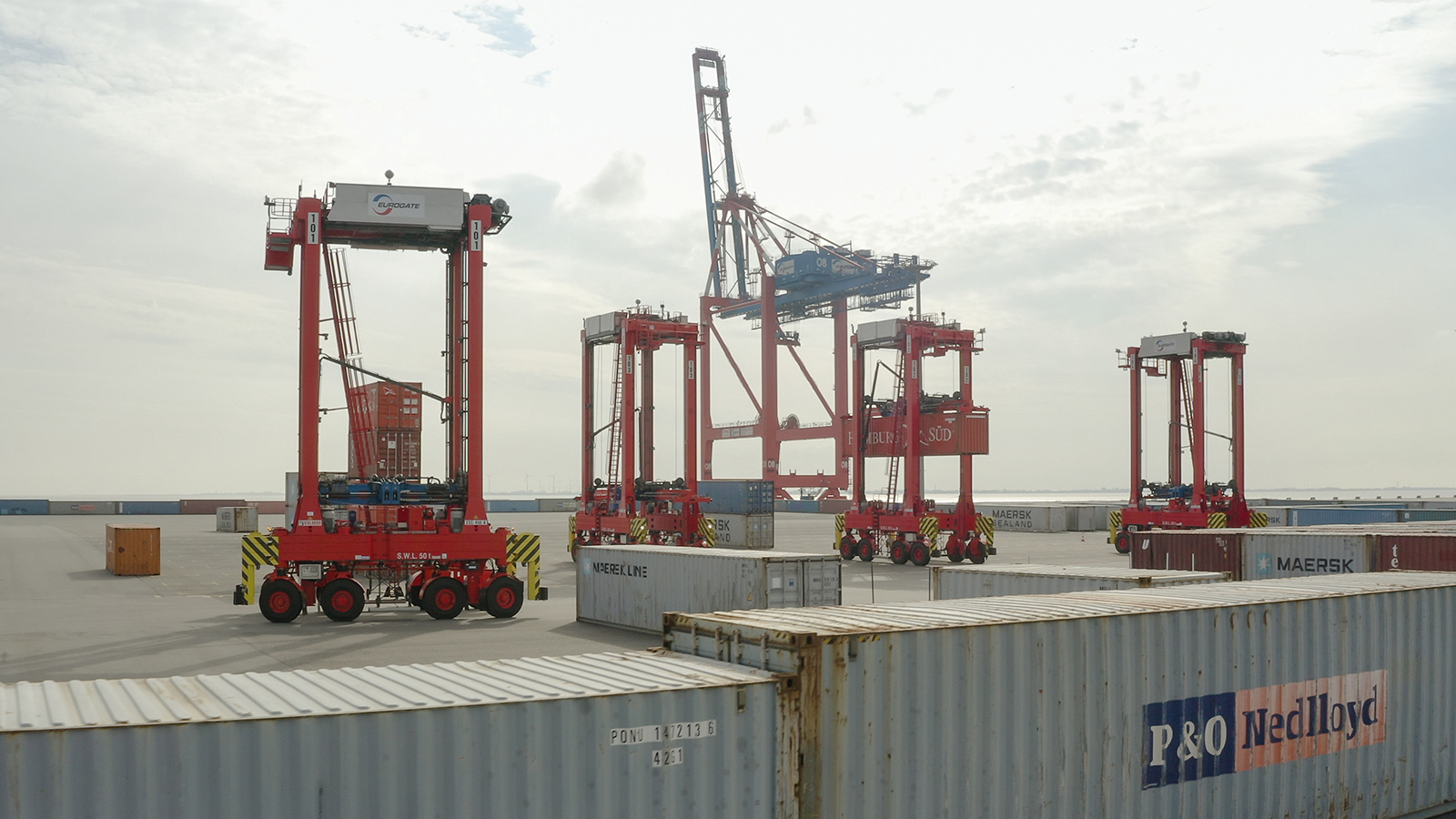 Automatisierte Straddle Carrier im Containerterminal in Wilhelmshaven – effizient und sicher.