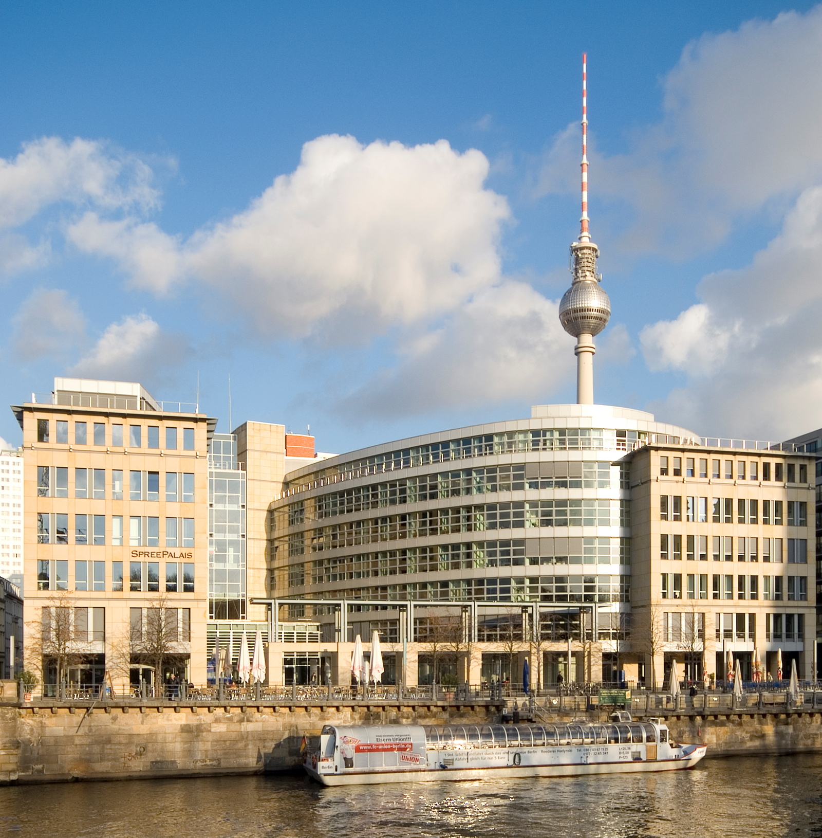 Das Hauptstadtbüro vertritt die Interessen der Fraunhofer-Gesellschaft und der Wissenschafts-Community. Das nun vorgelegte Positionspapier für den Deutschen Bundestag soll das Bewusstsein für die enorme Bedeutung von Normen und Standards schärfen.