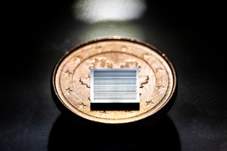 Der MEMS-Mikrolautsprecher im Größenvergleich zu einer Ein-Cent-Münze.