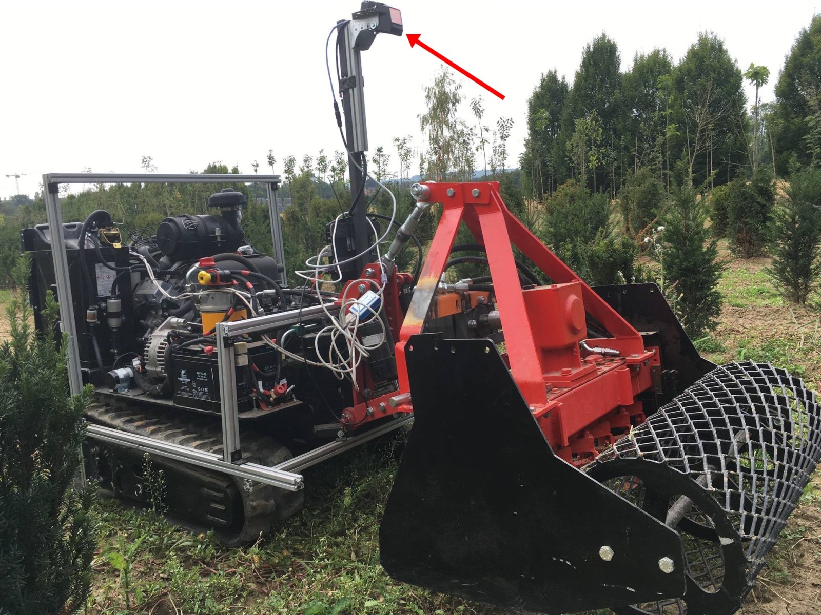 Die im AMU-Bot verbauten LIDAR-Scanner (roter Pfeil) senden während der Fahrt kontinuierlich Laserimpulse aus, mit deren Hilfe das System die Position der Pflanzenreihen erkennt.