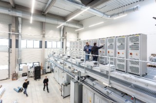 Das Multi-Megawatt Lab am Fraunhofer ISE in Freiburg ermöglicht die hochgenaue Charakterisierung der elektrischen Eigenschaften von Wechselrichtern bis zu einer Leistung von 10 MW.