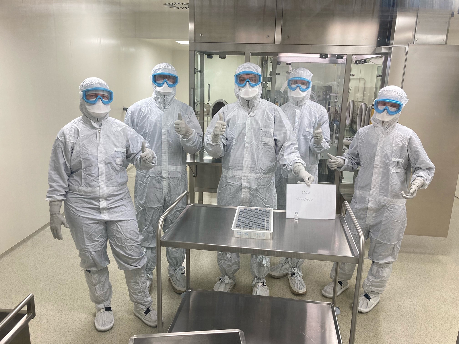 Mitarbeitende des Fraunhofer ITEM haben die Abfüllung des Antikörper-Wirkstoffs für die klinische Prüfung beendet, hergestellt mit einer innovativen Zellpool-Technologie, die eine wesentlich schnellere Produktion ermöglichte.