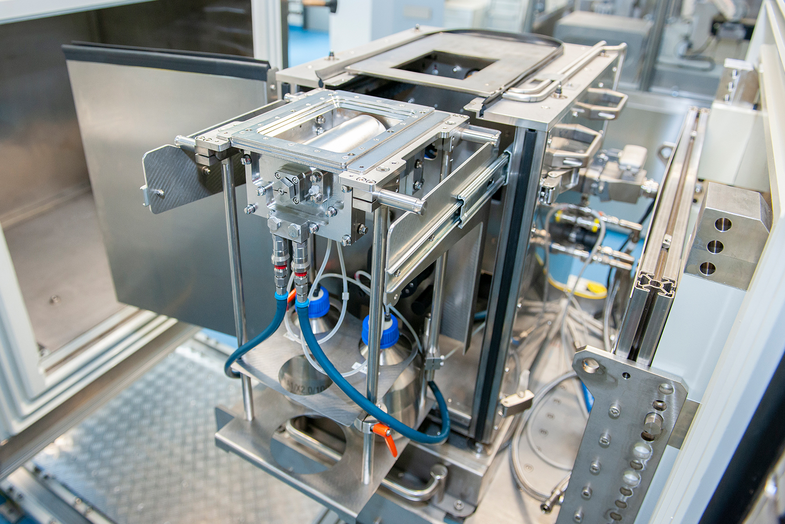 Das Flüssigkeitsrollensystem in der Prototyp- und Forschungsanordnung: Die Entwicklung des automatisierten Prozessmoduls macht diese Technologie leicht skalierbar und einsatzbereit für die pharmazeutische Industrie.