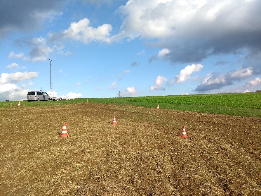 Messkampagnen, Tests und Abschlussdemonstration wurden unter anderem vor Ort auf einer Bayer-Versuchsstation durchgeführt. So konnten die FKIE-Forscherinnen  und -Forscher für die Lösungsentwicklung wichtige Daten sammeln.