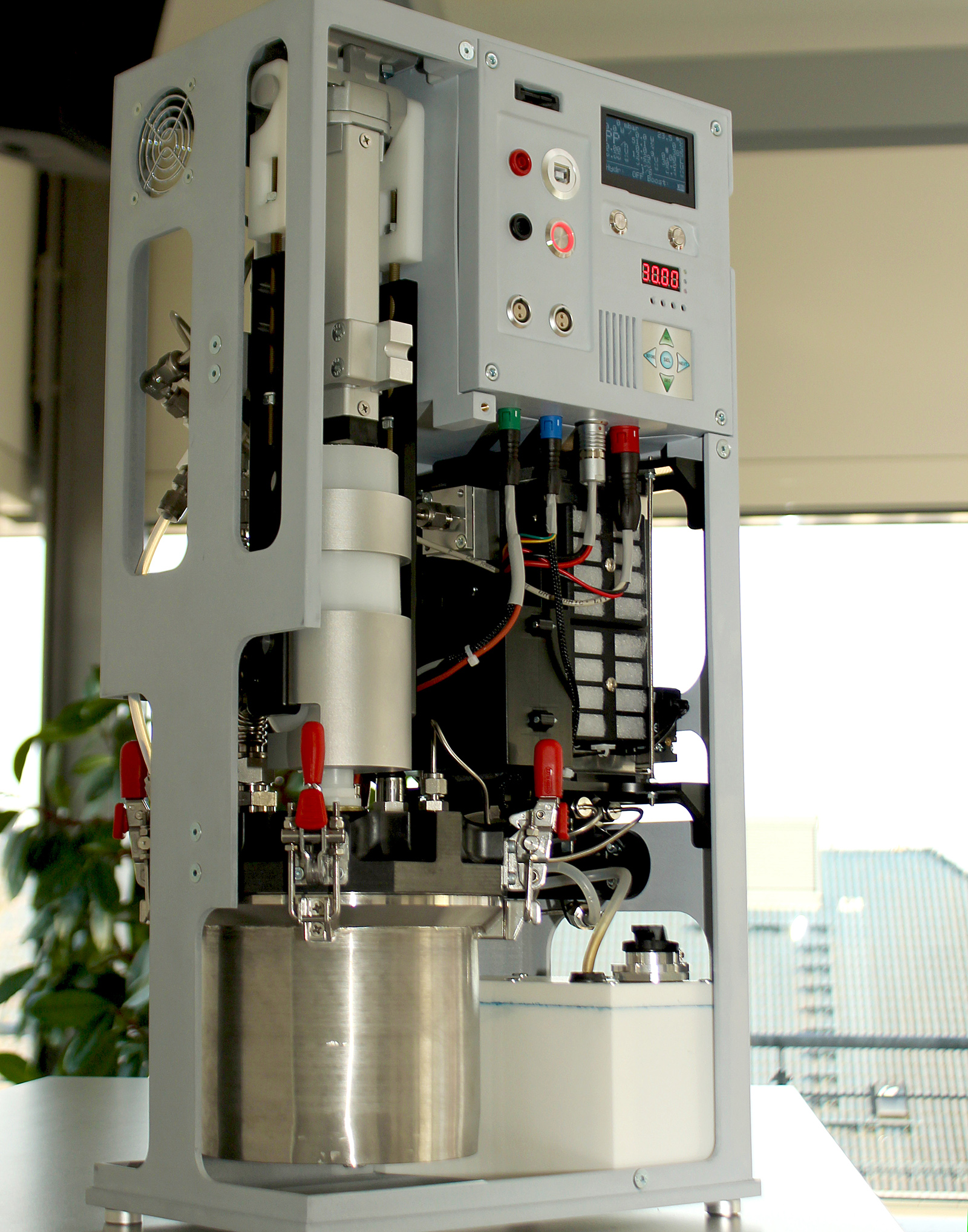 TRL5-Demonstrator eines Stromgenerators mit eingelegter POWERPASTE-Kartusche und 100 W-PEM-Brennstoffzelle.