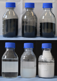 Oben, Primärprodukt von links nach rechts: Roh-rCB, Clean rCB (96+), perliertes Clean rCB (96+).  Unten, gewonnene Sekundärprodukte aus der Asche von links nach rechts: »Wasserglas«, gefälltes SiO2, gefälltes ZnSO4.