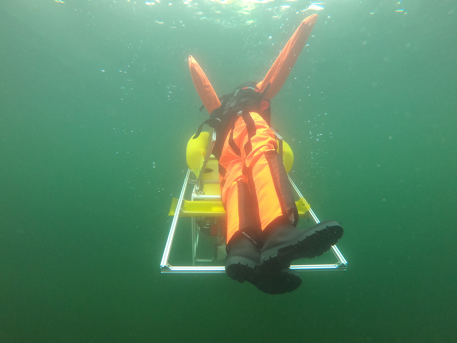 Beim Befördern an die Wasseroberfläche rutscht der Dummy beim Test im Hufeisensee nicht von der Fixiereinheit ab.