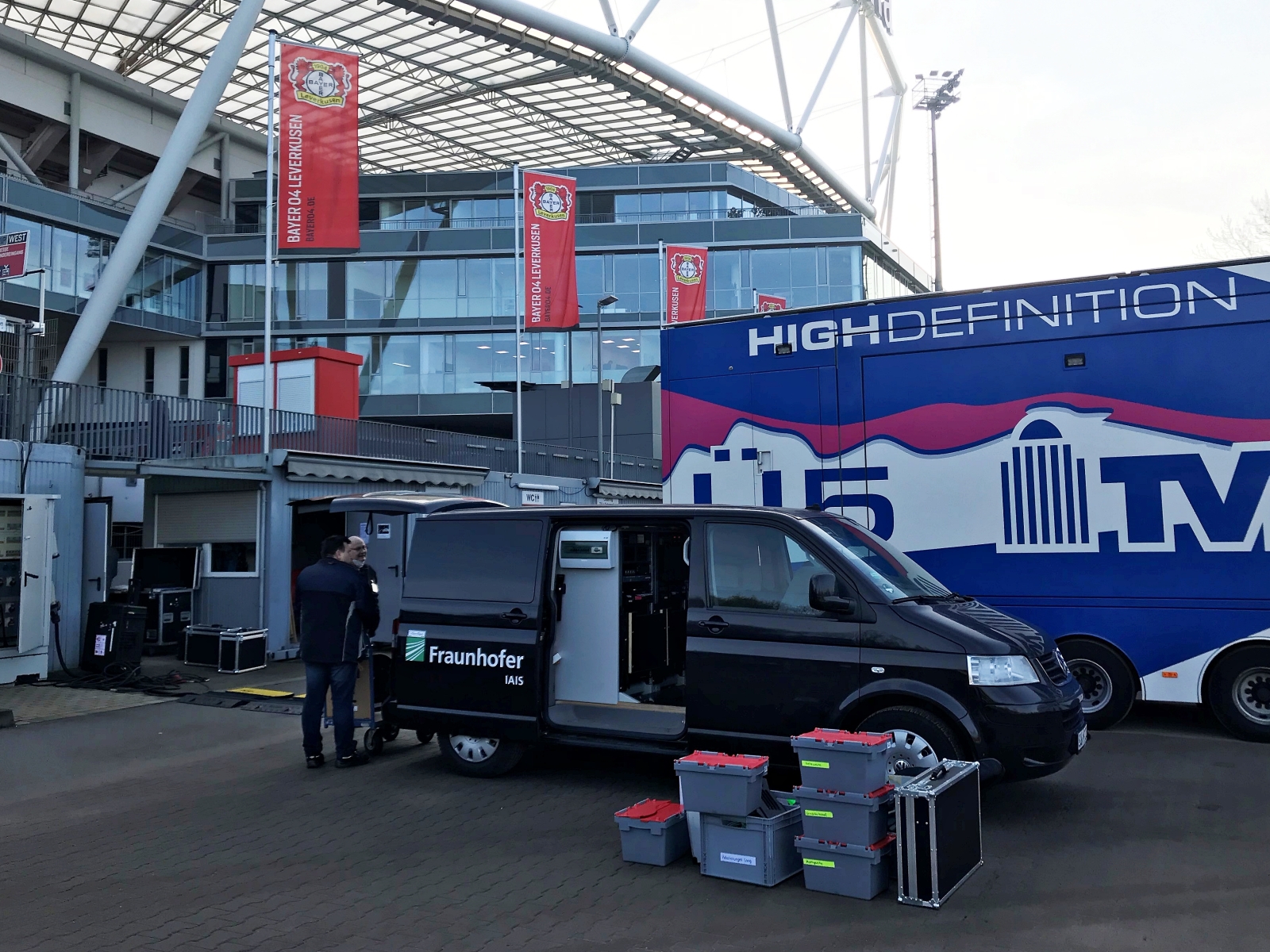 Für die TV-Übertragung von Fußballspielen eröffnet die Chromakey-basierte Bandenwerbung neue Möglichkeiten der Vermarktung. Fraunhofer-Experten mit Equipment vor der Bay Arena in Leverkusen.