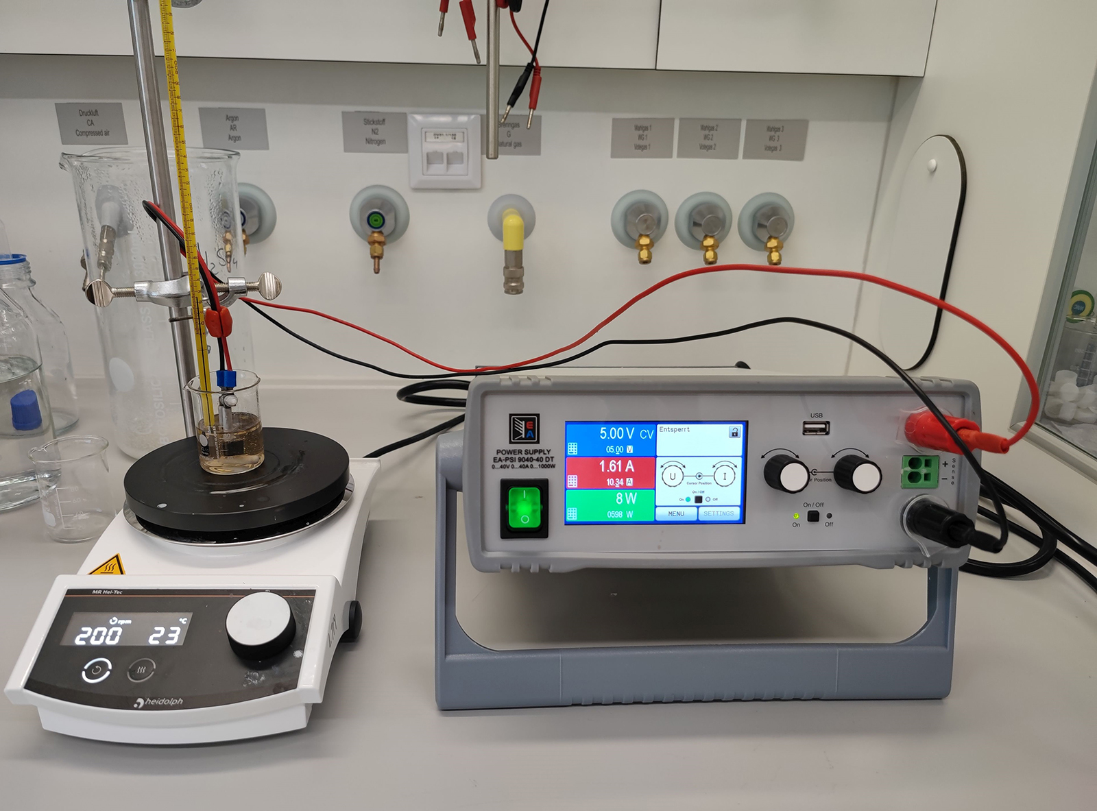 Aufbau eines elektrochemischen Oxidationsversuches: Diamantelektroden in schwefelsaurer Arsen(III)-oxid-Lösung.