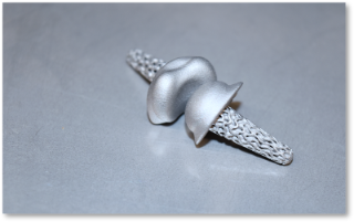 Die FingerKIt-Implantate werden in speziellen 3D-Druck-Verfahren gefertigt, welche hohe Detailgenauigkeit und unterschiedliche Oberflächenqualitäten ermöglichen.