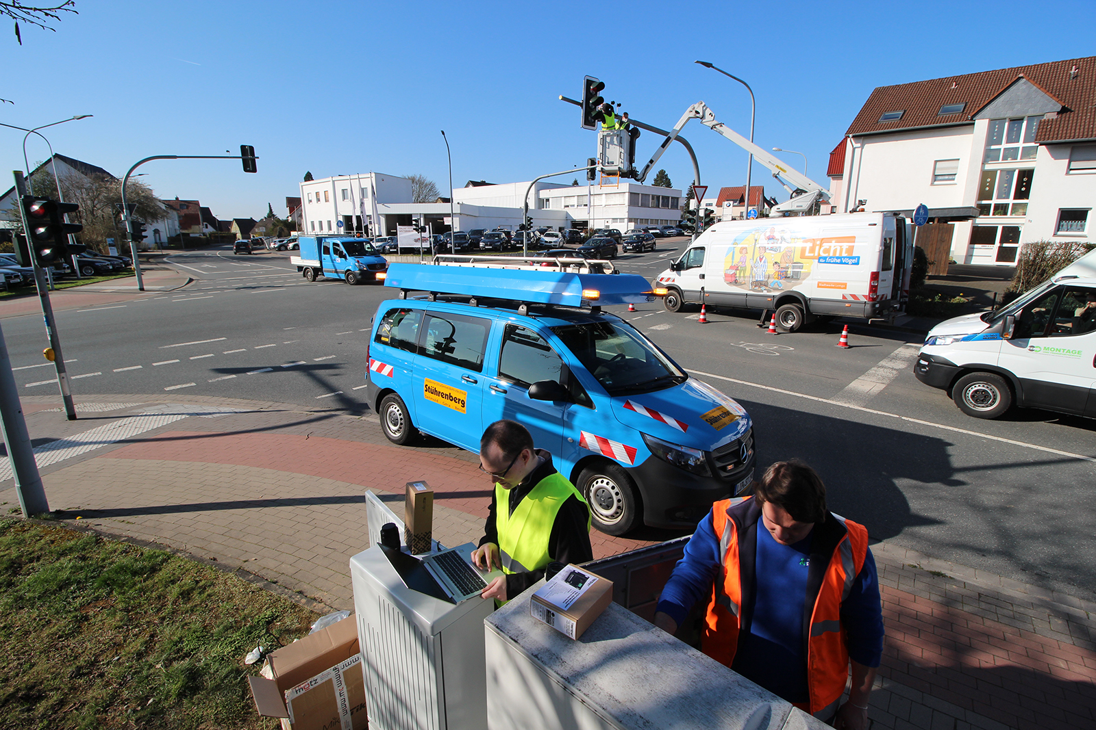 Im Projekt »KI4LSA« soll Künstliche Intelligenz eine intelligente, vorausschauende Ampelschaltung ermöglichen. Hochauflösende Kamera- und Radarsensorik erfasst das Verkehrsgeschehen präzise.