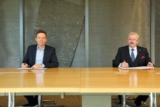 Der saarländische Ministerpräsident Tobias Hans und der Präsident der Fraunhofer-Gesellschaft Prof. Reimund Neugebauer unterzeichnen die Vereinbarung zur Umsetzung eines Fraunhofer-Zentrums für Sensor-Intelligenz.