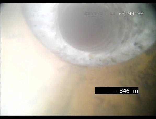 Blick in einen frisch gebohrten Seitenarm in 346 Meter. Die Mikro-Bohrturbine hat das Granitgestein sauber ausgefräst.