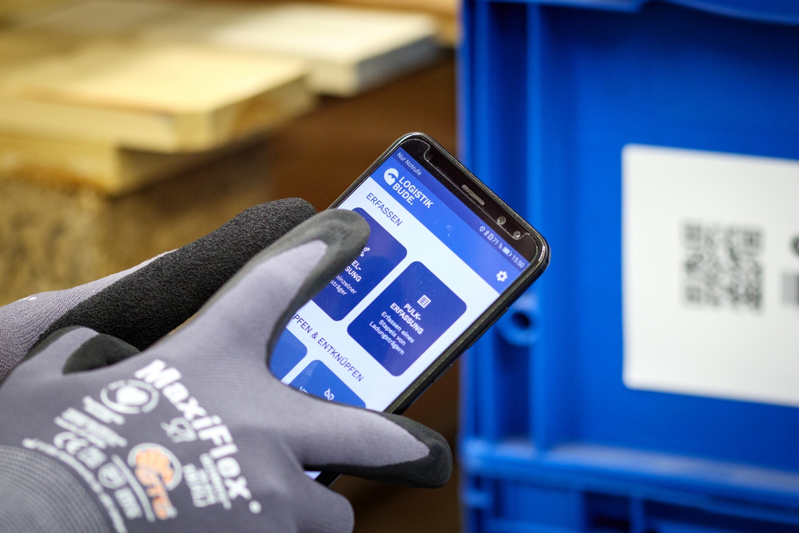 Mit Barcode und der Smartphone-App wird die aktuelle Position des Ladungsträgers in das System von Logistikbude eingespeist.