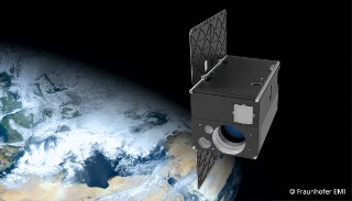 Darstellung des Nanosatelliten ERNST. Der Fraunhofer-Satellit kann Missionen im erdnahen Orbit sehr kurzfristig realisieren (Halle 6, Stand 330).