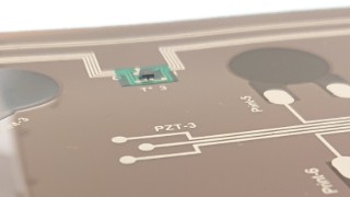 Detail der gedruckten Platine für die Batteriesensorik mit montiertem Temperatursensor und gedruckten Ultraschallsensoren.