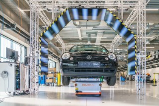 AutoInspect sorgt für Qualitätssprung bei Prüfprozessen in der Industrie Im AutoInspect-Demonstrator fährt die Karosse auf einem Transportsystem zu den Prüfstationen. Das Bild zeigt das Deflektometrie-Portal: Anhand der Spiegelung der auf den Monitoren dargestellten Streifenmuster kann die Software Oberflächendefekte ermitteln.