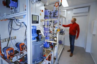 Versuchscontainer im Gemeinschaftklärwerk Bitterfeld-Wolfen. Hier werden neue Wassertechnologien praxisnah erprobt, um  Energie und wertvolle Rohstoffe aus chemischen Prozesswässern zurückzugewinnen.