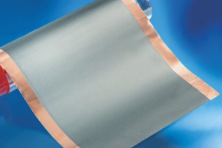 Auf Kupferfolie aufgebrachte und lasergetrocknete Elektrodenschicht: Forschende des Fraunhofer ILT haben den Energiebedarf für die Trocknung in der Produktion von Lithium-Ionen-Batterien halbiert.