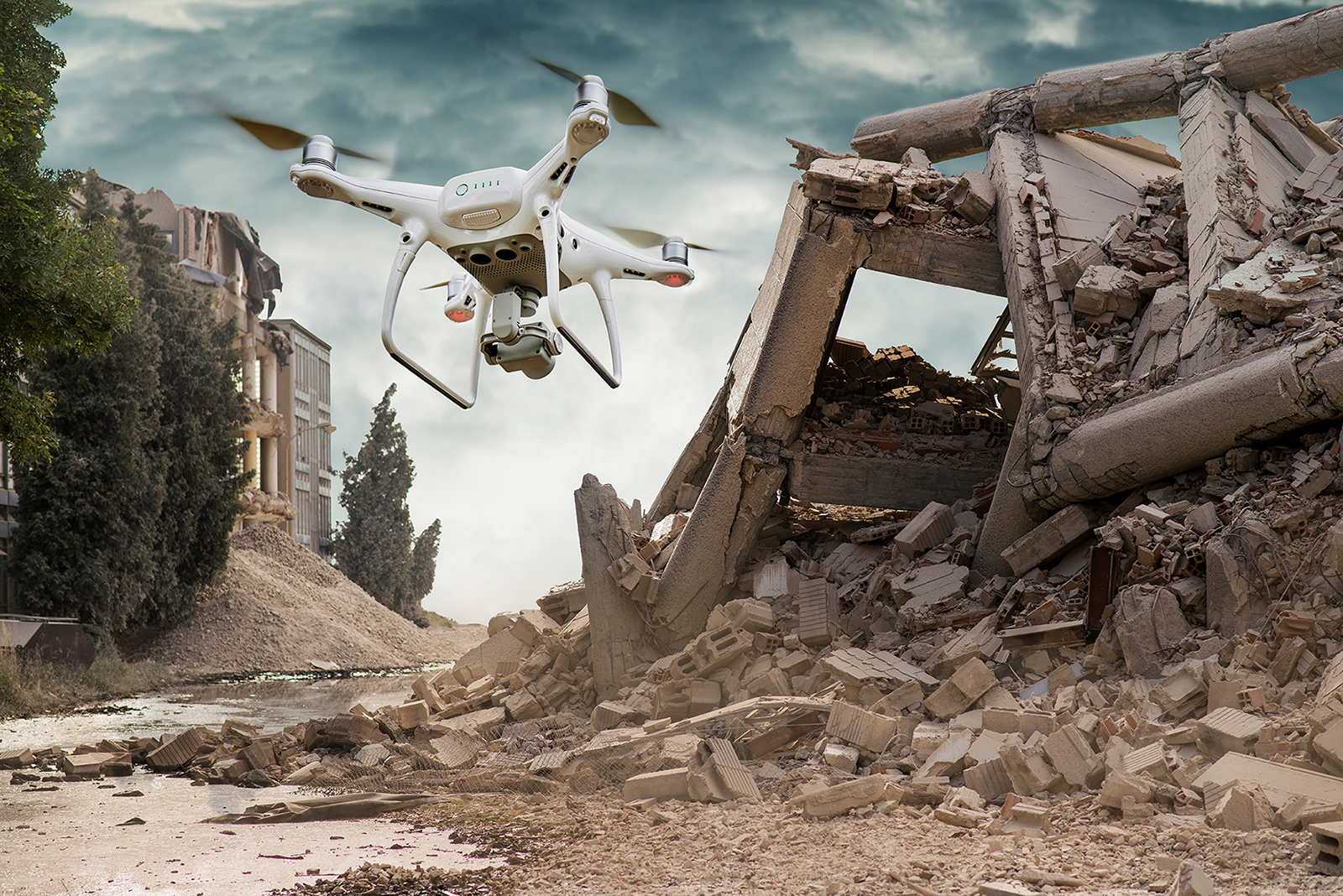 Nach Katastrophen werden zunehmend Drohnen eingesetzt, um schnell große Gebiete mit zerstörter Infrastruktur zu überfliegen, Hilfesuchende zu orten und die Reaktionsfähigkeit der Rettungsteams zu beschleunigen.