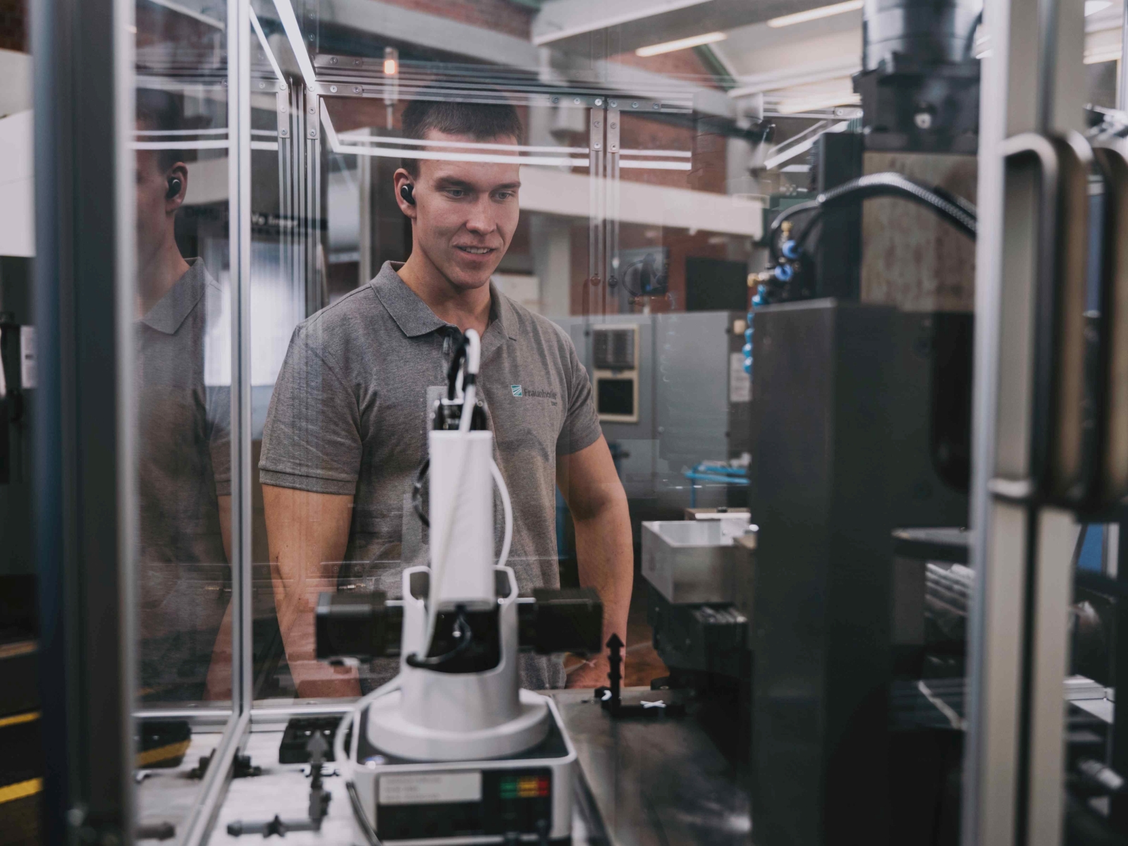 Die intuitive Maschinensteuerung können Fachbesucher auch auf dem Fraunhofer-Stand auf der Hannover Messe 2023 live erleben.