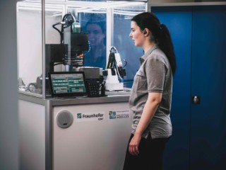 Maschinen wie dieses Fräsbearbeitungszentrum lassen sich über die Spracherkenner und die Audiotechnologie aus dem Fraunhofer IDMT in Oldenburg steuern. Das robuste System ist schnell und einfach an die Bedarfe der Kunden anpassbar.