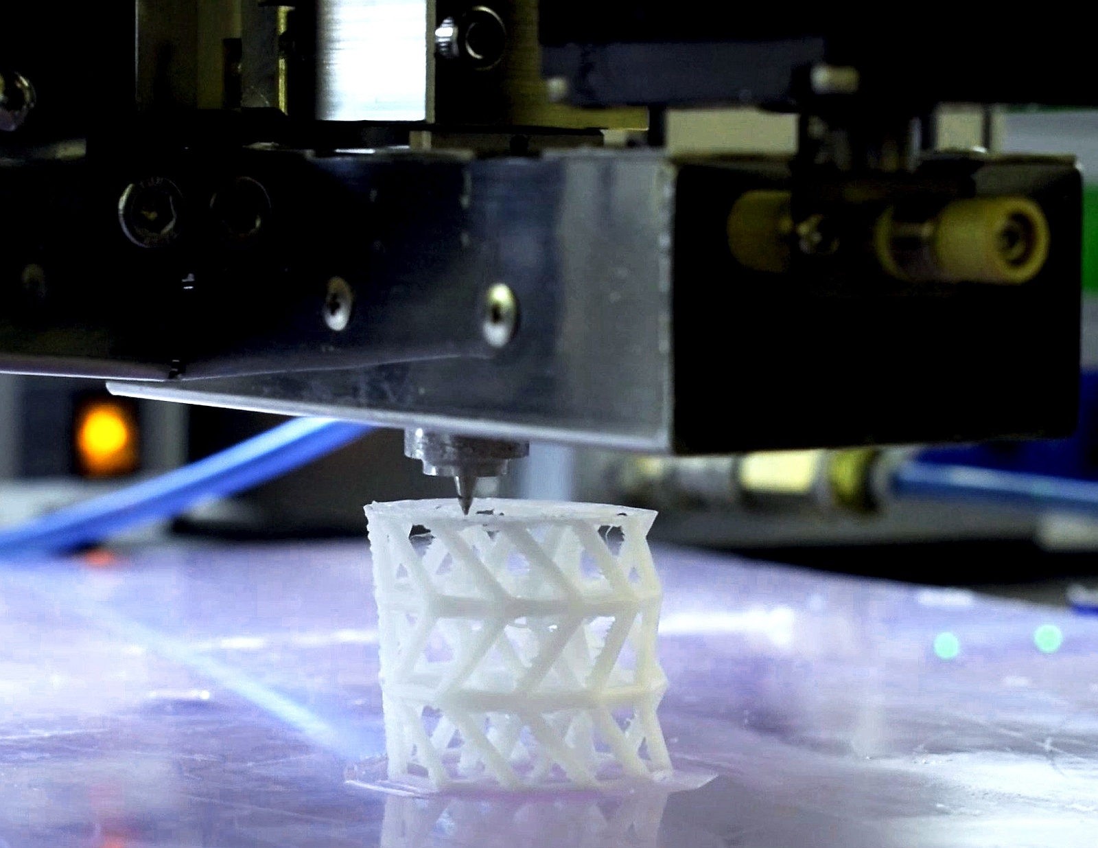Aus dem Kompositmaterial druckt ein 3D-Drucker das Scaffold im Technikum.