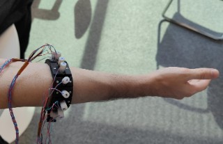 Demonstrator eines Sensorarmbands, mit dem an Probanden Messungen zur Handbewegungserkennung durchgeführt wurden.