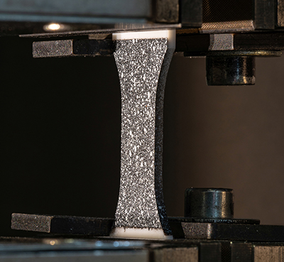 Zugprüfung an Materialproben – die experimentelle, mechanische Charakterisierung liefert wichtige Daten für die Modellbildung für die Bauteilsimulation.