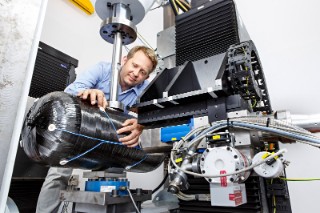 Der HyMon-Drucktank wird im Fraunhofer LBF vorgeschädigt. Die Acoustic-Emission-Sensoren detektieren Schäden am Tank und liefern Daten für Berechnungsmodelle.