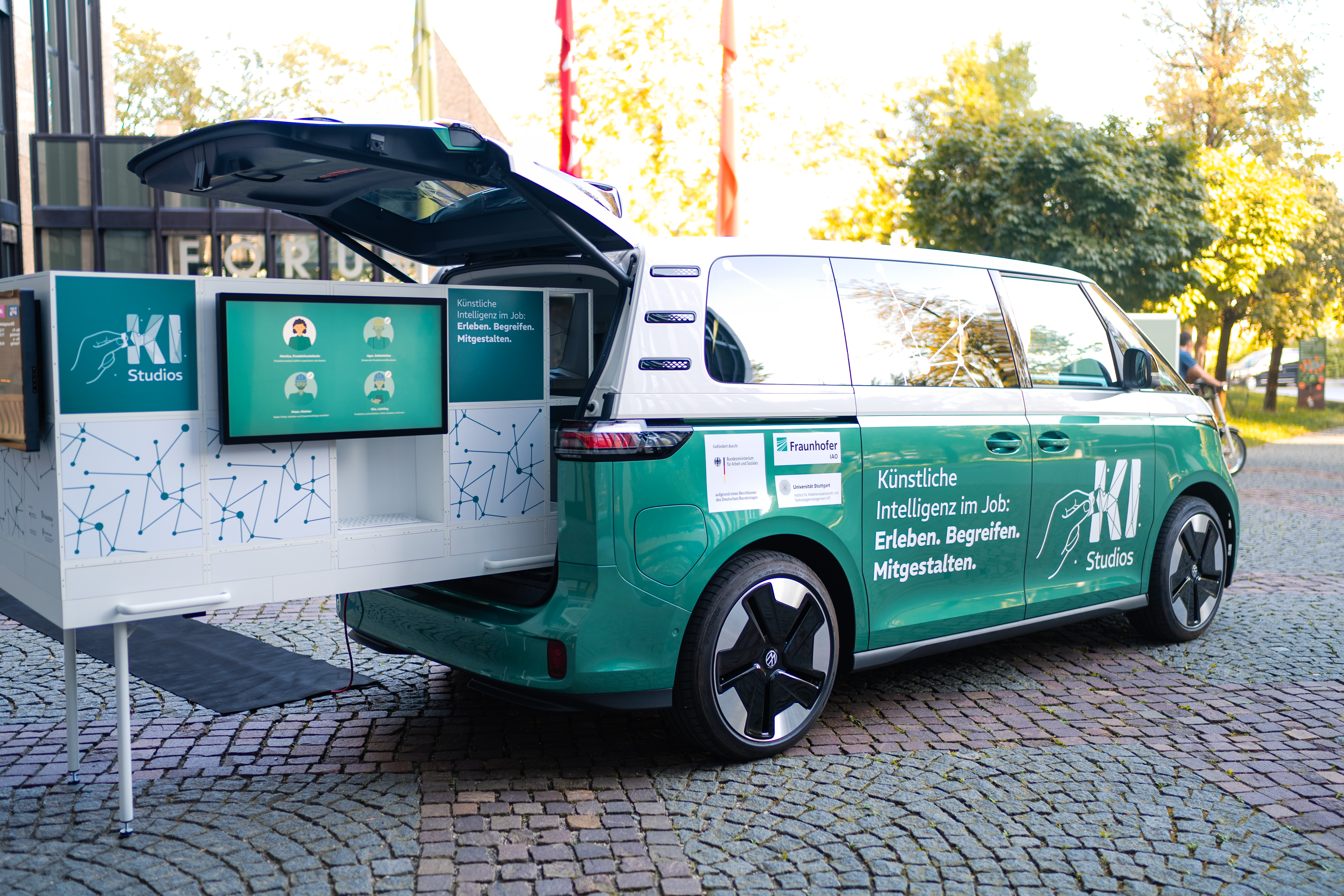 Das KI-Infomobil bringt Fachleute und Demonstratoren zu den Betrieben.